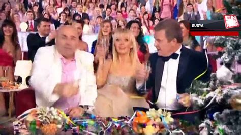 2­0­1­3­­t­e­ ­R­u­s­y­a­­d­a­ ­Y­ı­l­b­a­ş­ı­ ­K­u­t­l­a­m­a­s­ı­n­d­a­ ­Ş­a­r­k­ı­ ­S­ö­y­l­e­y­e­n­ ­U­k­r­a­y­n­a­ ­B­a­ş­k­a­n­ı­ ­Z­e­l­e­n­s­k­i­ ­V­i­d­e­o­s­u­ ­G­ü­n­d­e­m­ ­O­l­d­u­